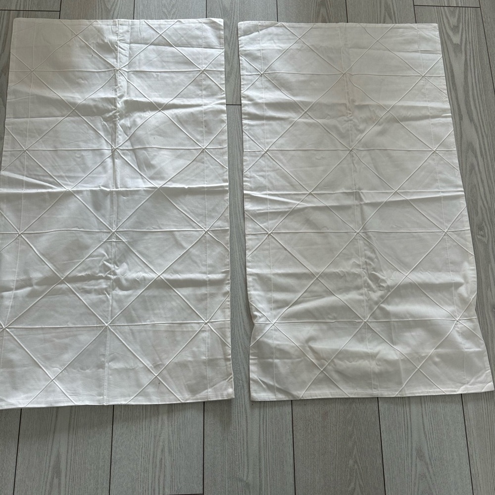 Urban Barn White Geometric Patterned pillowcases